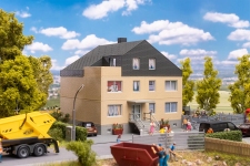 Faller 130755 - H0 - Mehrfamilienhaus